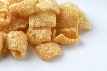 チチャロン　メキシコやフィリピンで食べられる豚の皮（豚皮）のスナック　コピースペースあり　白背景　 Chicharon　(chicharrón, chicharron), pork skin (pig skin) snack, eaten in Mexico and the Philippines, copy space available, white background
