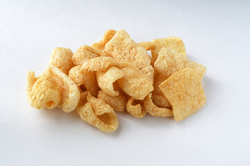 チチャロン　メキシコやフィリピンで食べられる豚の皮（豚皮）のスナック　コピースペースあり　白背景　 Chicharon　(chicharrón, chicharron), pork skin (pig skin) snack, eaten in Mexico and the Philippines, copy space available, white background
