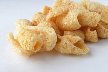 チチャロン　メキシコやフィリピンで食べられる豚の皮（豚皮）のスナック　コピースペースあり　白背景　 Chicharon　(chicharrón, chicharron), pork skin (pig skin) snack, eaten in Mexico and the Philippines, copy space available, white background
