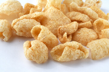 チチャロン　メキシコやフィリピンで食べられる豚の皮（豚皮）のスナック　コピースペースあり　白背景　 Chicharon　(chicharrón, chicharron), pork skin (pig skin) snack, eaten in Mexico and the Philippines, copy space available, white background
