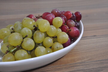 Red and green grapes on the plate