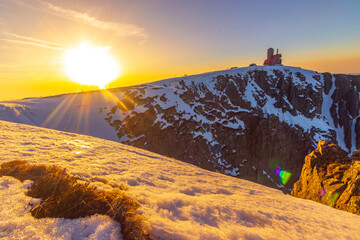 Śnieżne Kotły o zachodzie słońca – zimowa panorama Karkonoszy © krzys ser