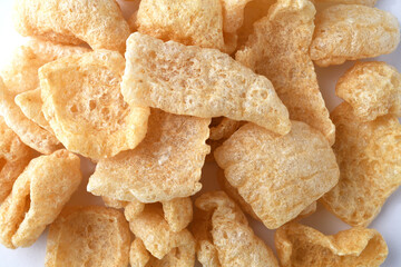チチャロン　メキシコやフィリピンで食べられる豚の皮（豚皮）のスナック　白背景　 Chicharon　(chicharrón, chicharron), pork skin (pig skin) snack, eaten in Mexico and the Philippines, white background
