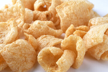 チチャロン　メキシコやフィリピンで食べられる豚の皮（豚皮）のスナック　白背景　 Chicharon　(chicharrón, chicharron), pork skin (pig skin) snack, eaten in Mexico and the Philippines, white background
