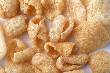 チチャロン　メキシコやフィリピンで食べられる豚の皮（豚皮）のスナック　白背景　 Chicharon　(chicharrón, chicharron), pork skin (pig skin) snack, eaten in Mexico and the Philippines, white background
