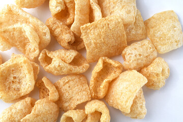 チチャロン　メキシコやフィリピンで食べられる豚の皮（豚皮）のスナック　白背景　 Chicharon　(chicharrón, chicharron), pork skin (pig skin) snack, eaten in Mexico and the Philippines, white background
