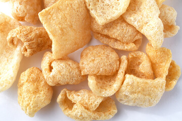 チチャロン　メキシコやフィリピンで食べられる豚の皮（豚皮）のスナック　白背景　 Chicharon　(chicharrón, chicharron), pork skin (pig skin) snack, eaten in Mexico and the Philippines, white background
