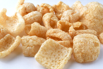 チチャロン　メキシコやフィリピンで食べられる豚の皮（豚皮）のスナック　白背景　 Chicharon　(chicharrón, chicharron), pork skin (pig skin) snack, eaten in Mexico and the Philippines, white background
