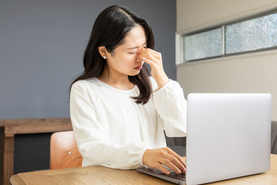テレワークで目の疲れを感じる女性02