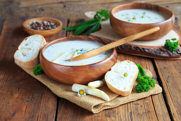 Klassische Spargelcremesuppe 