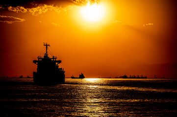 夕方の東京湾を行き交う船と黄金色に光輝く海と夕日