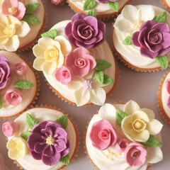 Unos encantadores cupcakes cubiertos de flores que recuerdan a la primavera