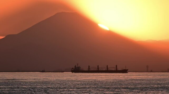 富士山の裾野に沈む夕日を東京湾越しに千葉から撮影