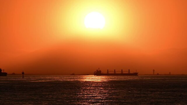 東京湾の海のの向こうに見えるダイヤモンド富士を千葉から撮影
