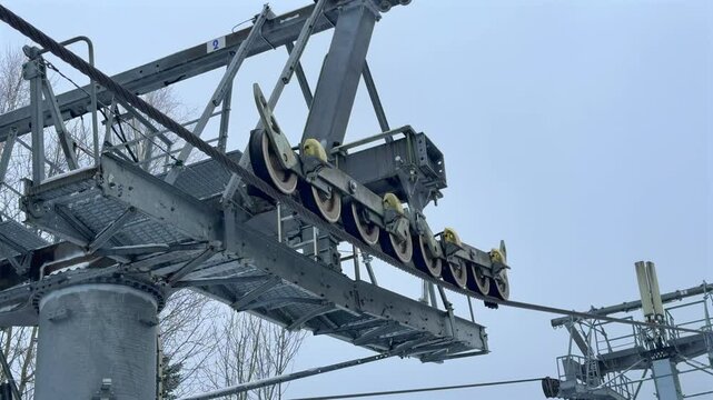 La m&eacute;canique d'une t&eacute;l&eacute;cabine &agrave; la montagne.