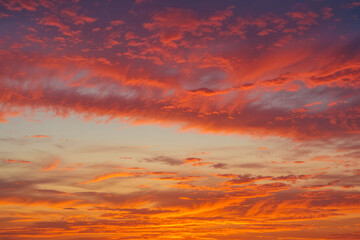 Obraz premium Stunning Vibrant Sunset with Orange and Red Sky