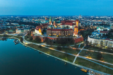 Widok na Wawel w Krakowie, Polska zdjęcie z drona po zachodzie słońca - Marzec 2025r. 