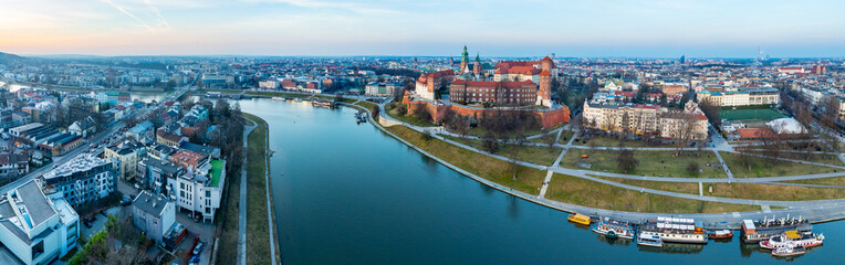 Widok na Wawel w Krakowie, Polska zdjęcie z drona po zachodzie słońca - Marzec 2025r. 