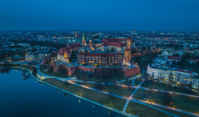 Widok na Wawel w Krakowie, Polska zdjęcie z drona po zachodzie słońca - Marzec 2025r. 