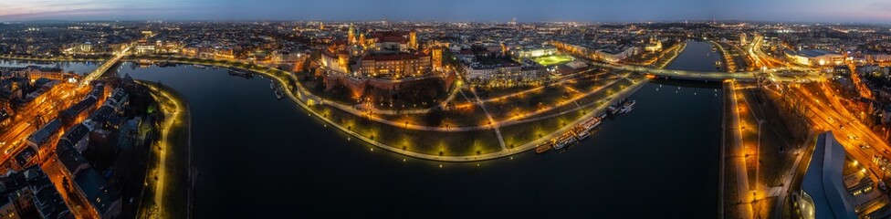 Widok na Wawel w Krakowie, Polska zdjęcie z drona po zachodzie słońca - Marzec 2025r. 