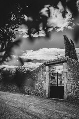 Grille d'un vieux portail d'entrée d'un cimetière d'un petit village dans le Sud de la France