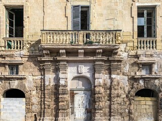 Obraz premium facade of an old building in Malta
