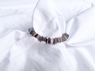 Bracelet with square cut hammer shell beads