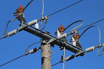 Obraz premium Electrical pole with electrical cables on a beautiful blue sky background 