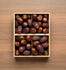 Obraz premium Delicious Medjool Dates in Wooden Box