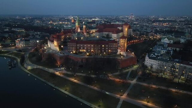 Widok na Wawel w Krakowie, Polska zdjęcie z drona po zachodzie słońca - Marzec 2025r. 