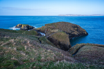 Insel vor der Küste, die grün in der blauen See zu sehen ist.