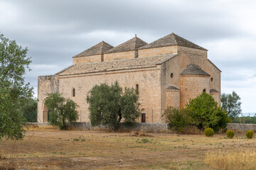 Abbazia Ognissanti Di Cuti, joyau isol&eacute; au milieu des champs, une des &eacute;glises &agrave; trois coupoles les mieux conserv&eacute;es, &agrave; proximit&eacute; de la ville de Valenzano, dans les Pouilles, Italie