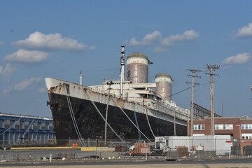 Obraz premium SS United states at dock in Philly before leaving to become an artificial reef 