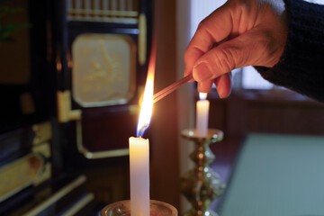 仏壇で供養をする高齢女性