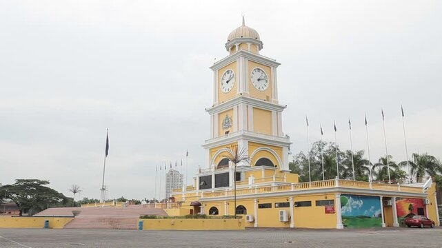 【Johor Bahru Malaysia】Yellow Clock Tower Dataran Bandaraya fountain