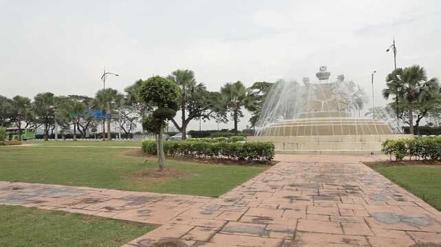 【Johor Bahru Malaysia】Yellow Clock Tower Dataran Bandaraya fountain