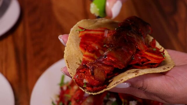 Preparando Taco al pastor con lim&oacute;n en slow motion