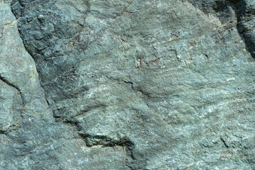 表面を荒く削られた青緑色の蛇紋岩