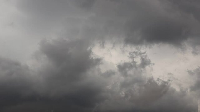 Wolken Zeitraffer von einem Unwetter an einem grauen st&uuml;rmischen Tag 