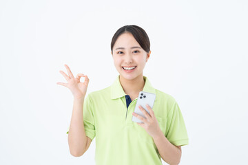 スマホを使う若い介護福祉士の女性