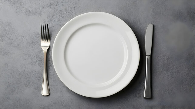 una mesa color gris con un plato vacio color blanco con cubiertos a los lados con un tenedor y un cuchillo con espacio de copia 