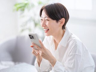 スマホを見る笑顔の女性