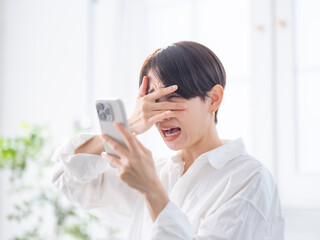 スマホを使う女性