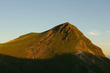 夕焼けに染まる山と空
