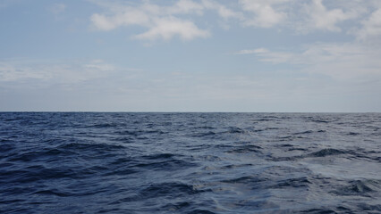 Obraz premium side view from boat in Indian ocean sailing between Seychelles islands in daytime