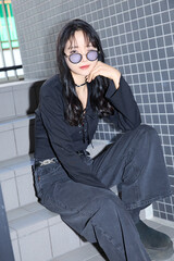 黒いカジュアルなコーディネートをした若い女性のファッションスナップ
