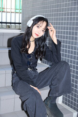 黒いカジュアルなコーディネートをした若い女性のファッションスナップ