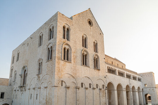 Basilica Pontificia San Nicola, &agrave; la lumi&egrave;re douce de fin de journ&eacute;e d'&eacute;t&eacute;, &agrave; Bari, dans les Pouilles, Italie
