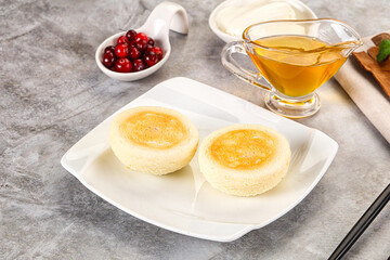 Roasted cheesecakes - Syrniki with honey