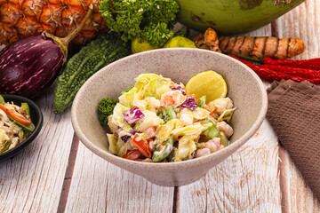 Salad with prawn and vegetables